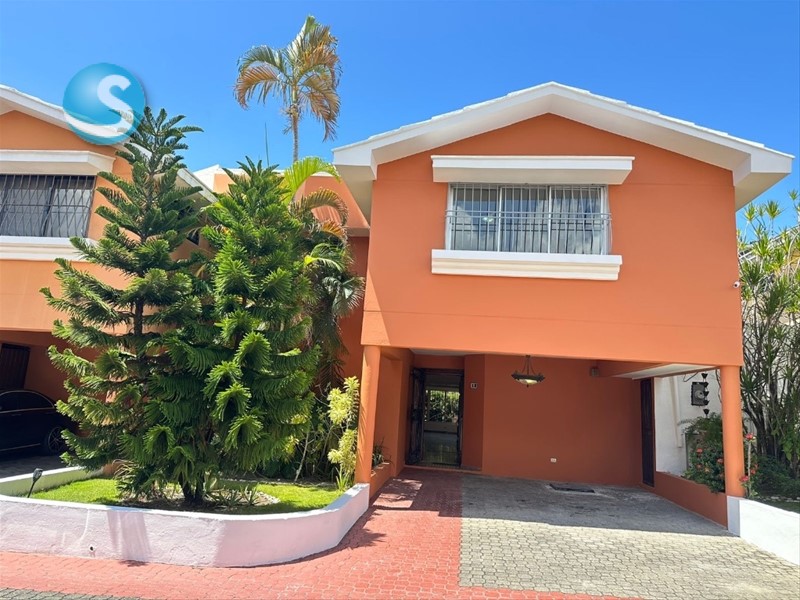 Casa — Las Praderas — Casa en alquiler en Santo Domingo